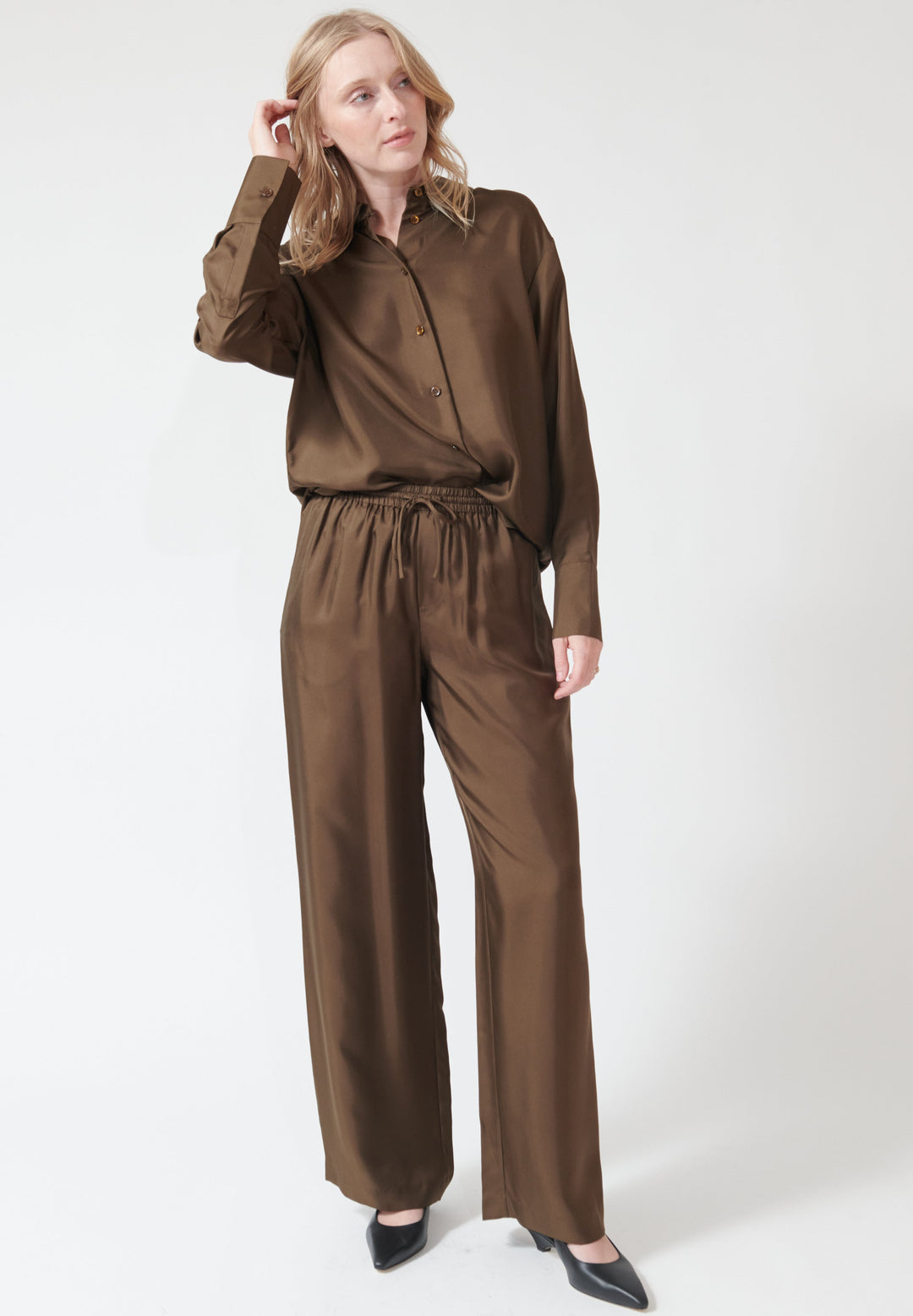 Madi wearing Róhe Wide Leg Silk Trousers front view