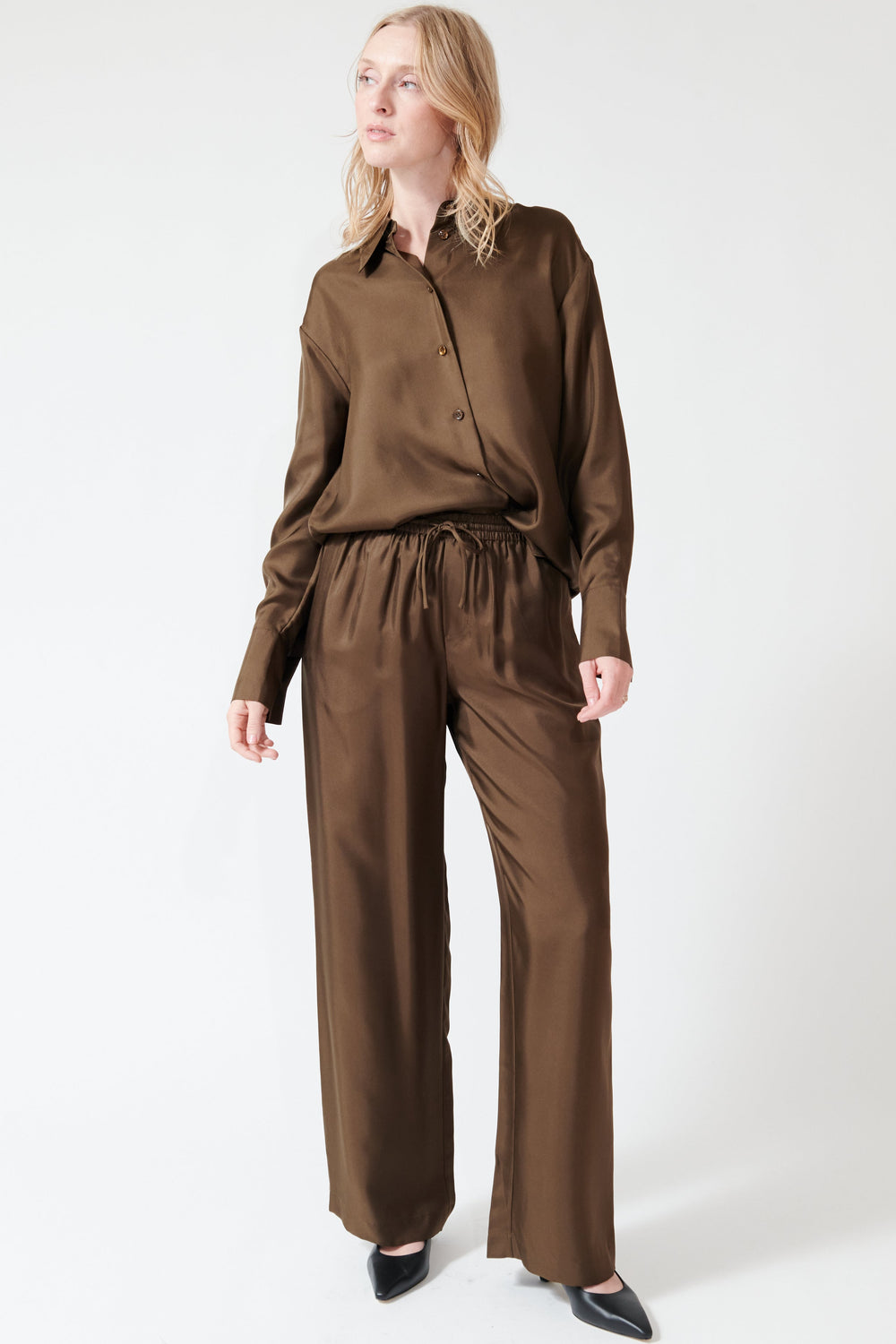 Madi wearing Róhe Wide Leg Silk Trousers front view