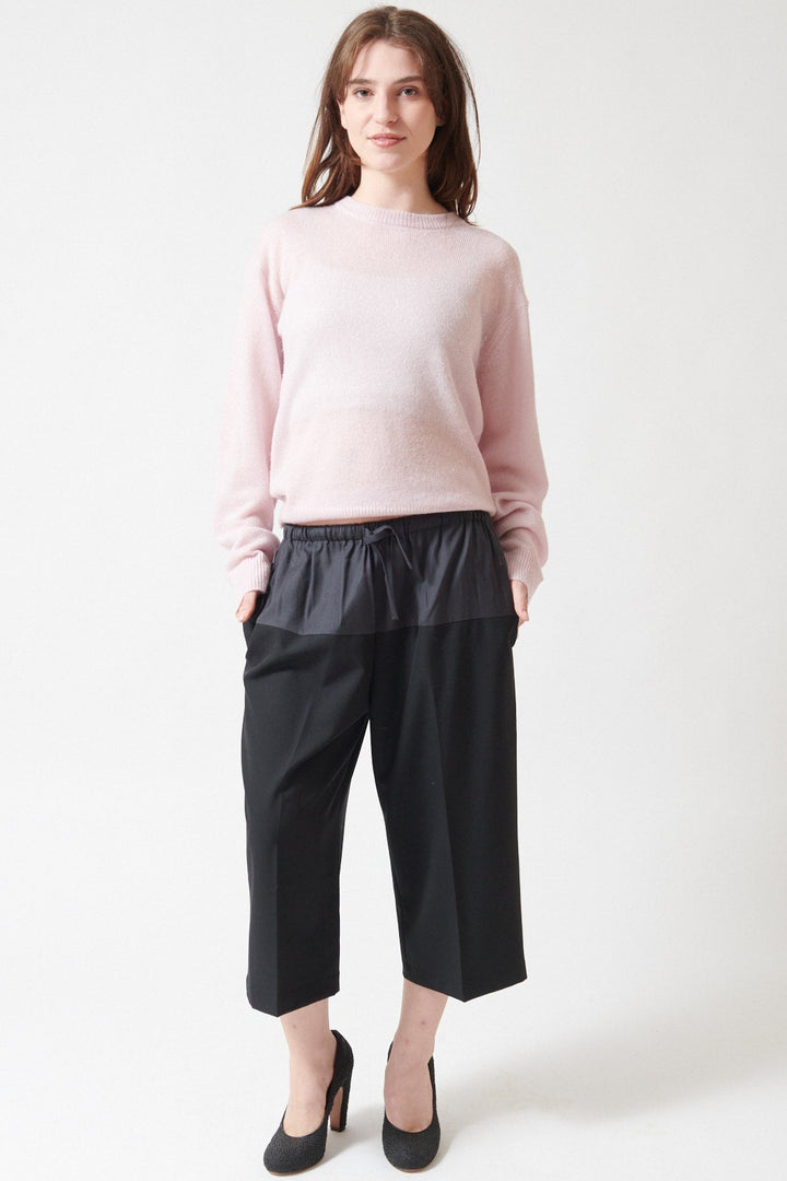 Sophie wearing 6397 Cropped Drawstring Pant front view