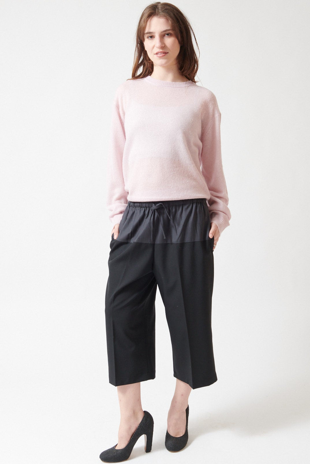 Sophie wearing 6397 Cropped Drawstring Pant front view