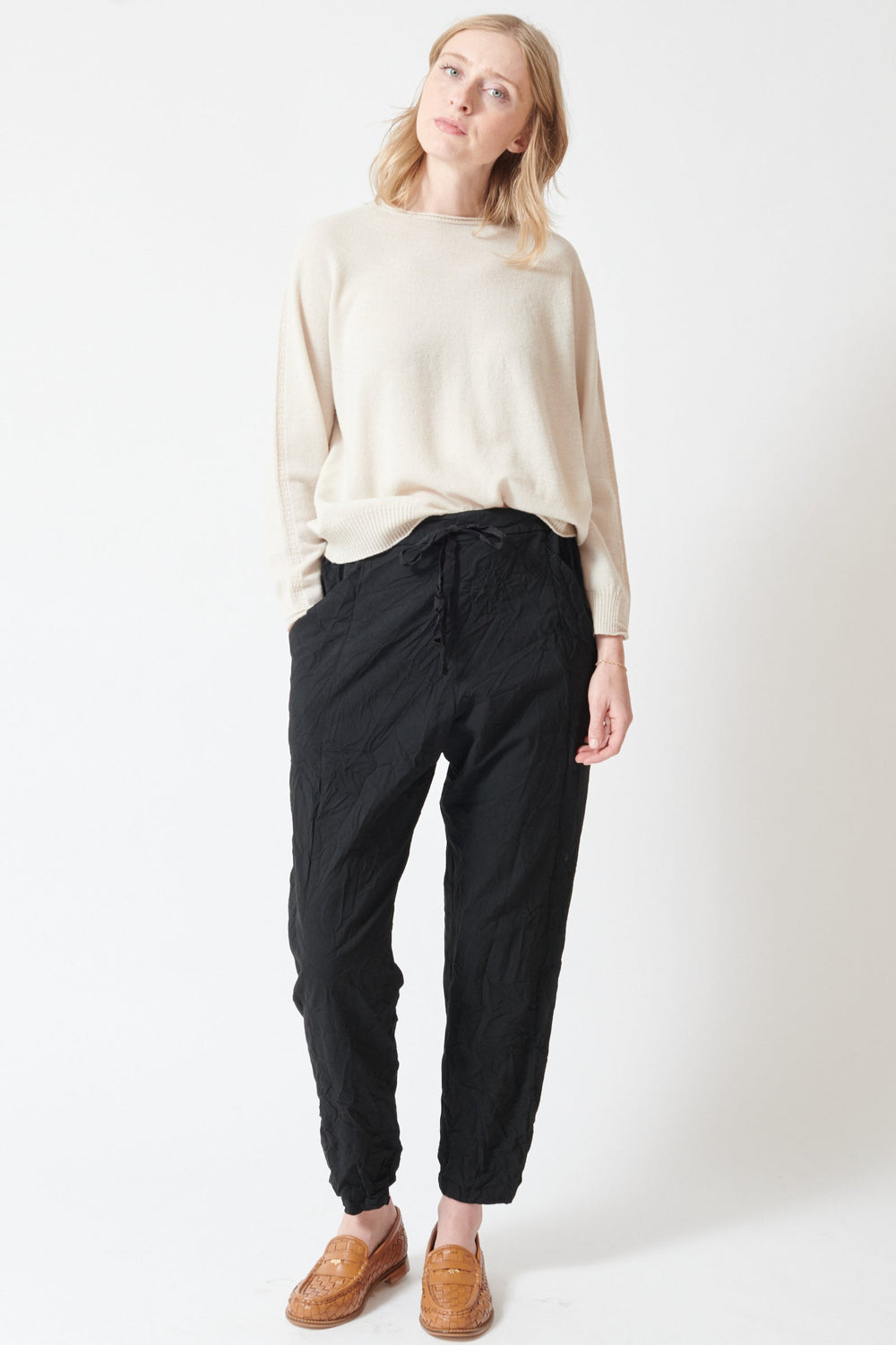 Madi wearing Pas de Calais Stretch Easy Pants front view