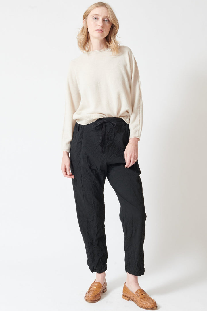 Madi wearing Pas de Calais Stretch Easy Pants front view