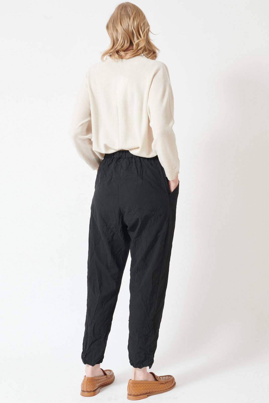 Madi wearing Pas de Calais Stretch Easy Pants rear view
