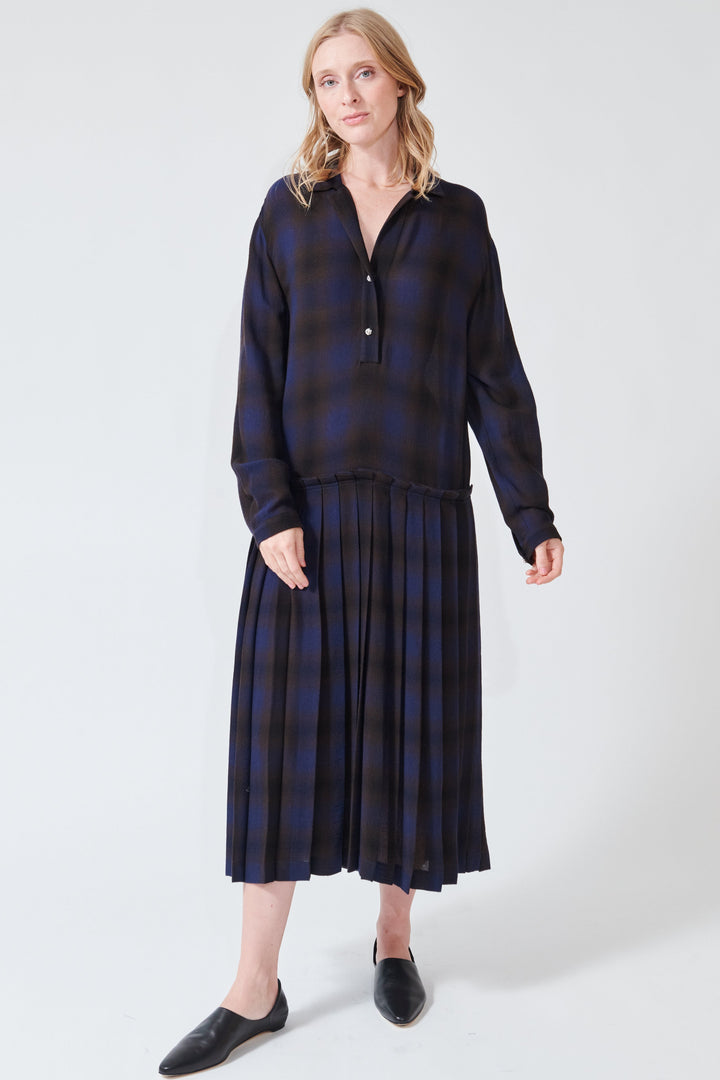 Madi wearing N°21 Viscose Wool Anna Dress front view