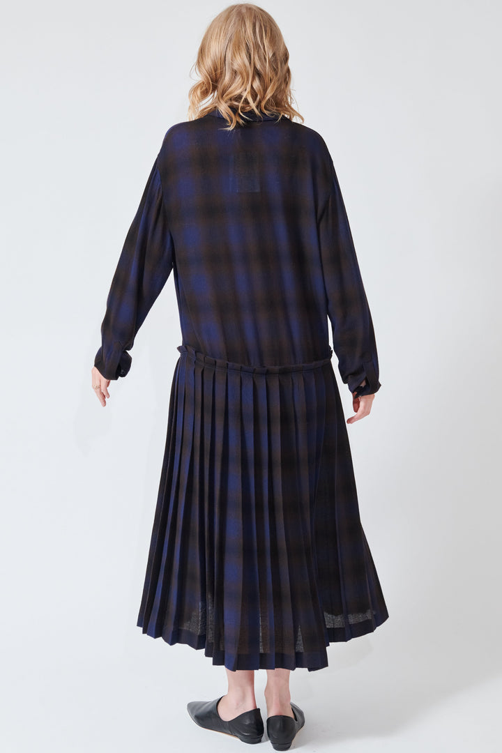 Madi wearing N°21 Viscose Wool Anna Dress rear view