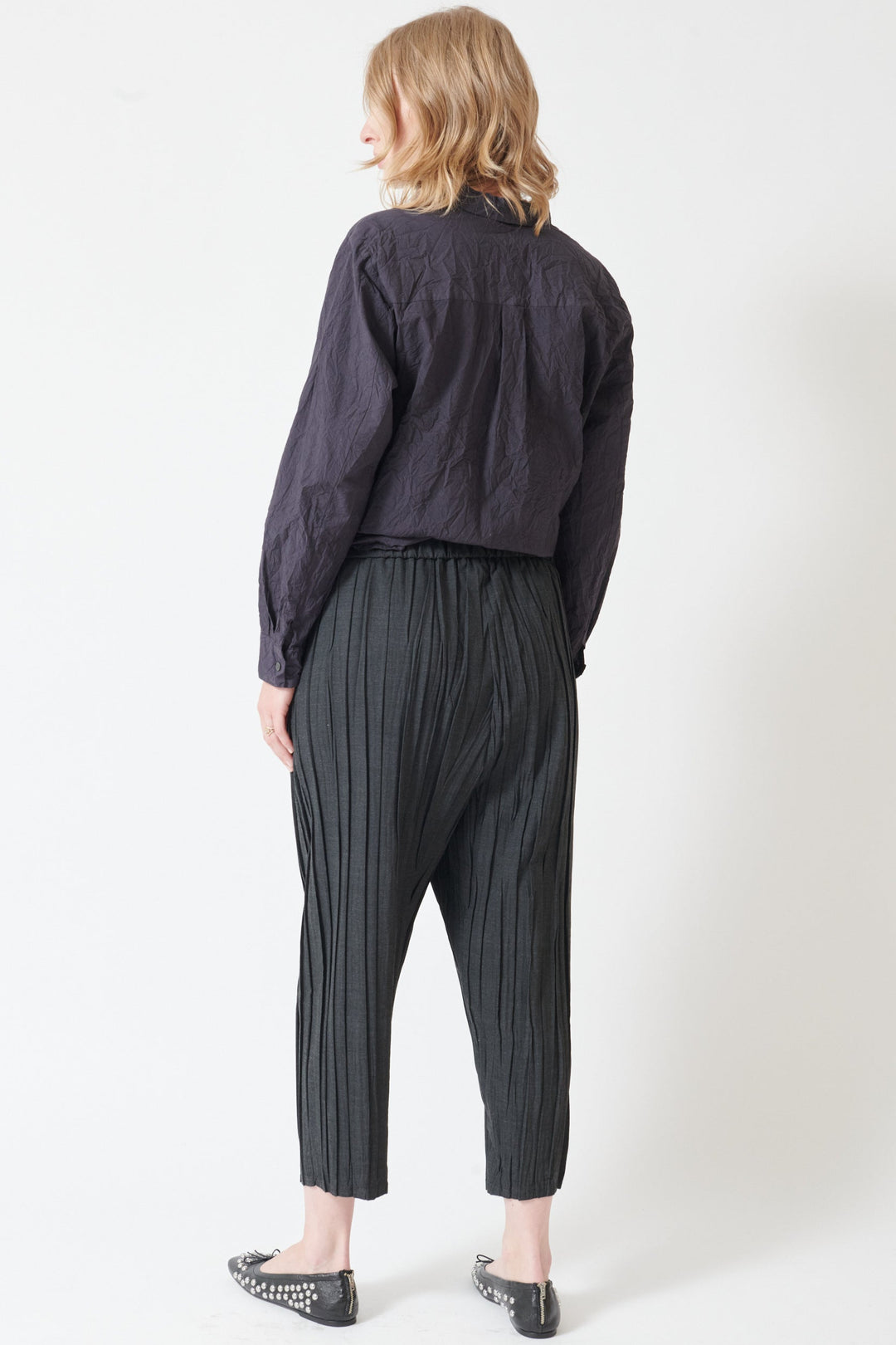 Madi wearing Pas de Calais Stretch Pleated Pants rear view