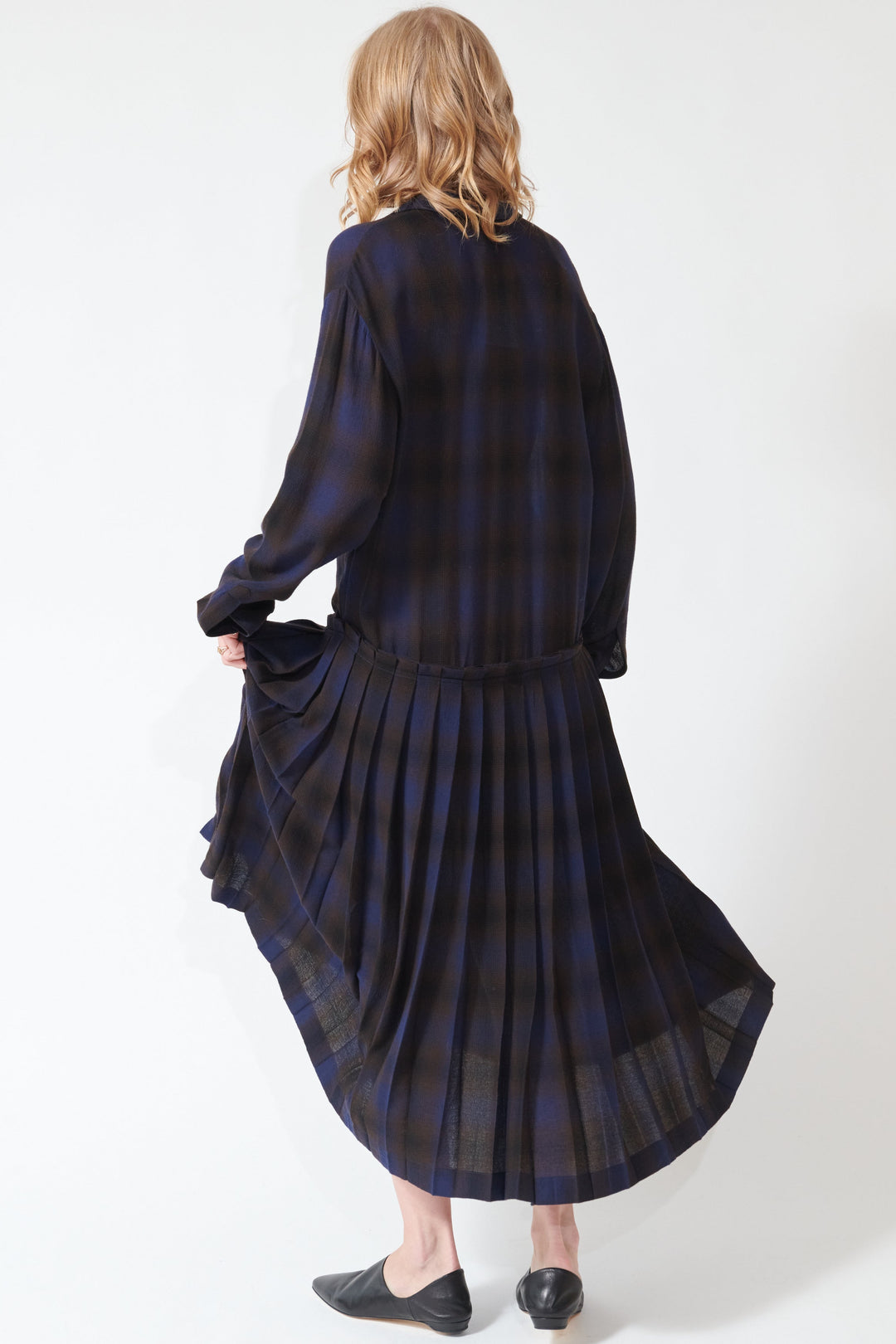 Madi wearing N°21 Viscose Wool Anna Dress rear view