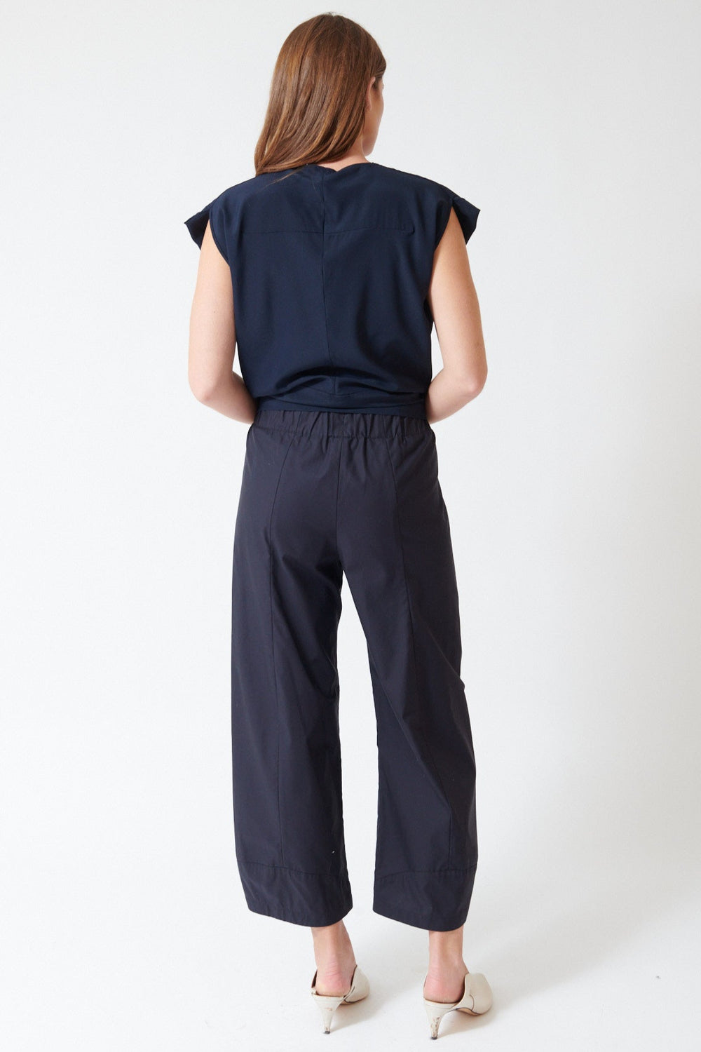 Julia wearing Zero + Maria Cornejo Aissa Cotton Broadcloth Cargo Pant in Ink Jet, rear view.