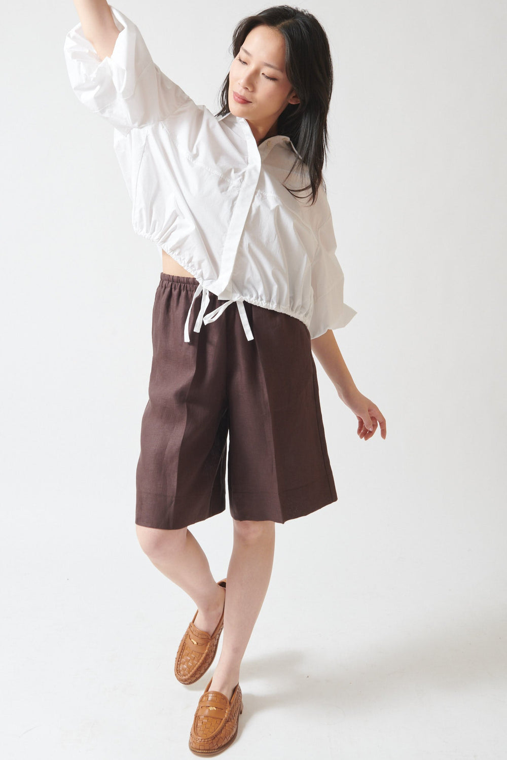 Lilly wearing Meimeij Linen MJ Bermuda Short front view