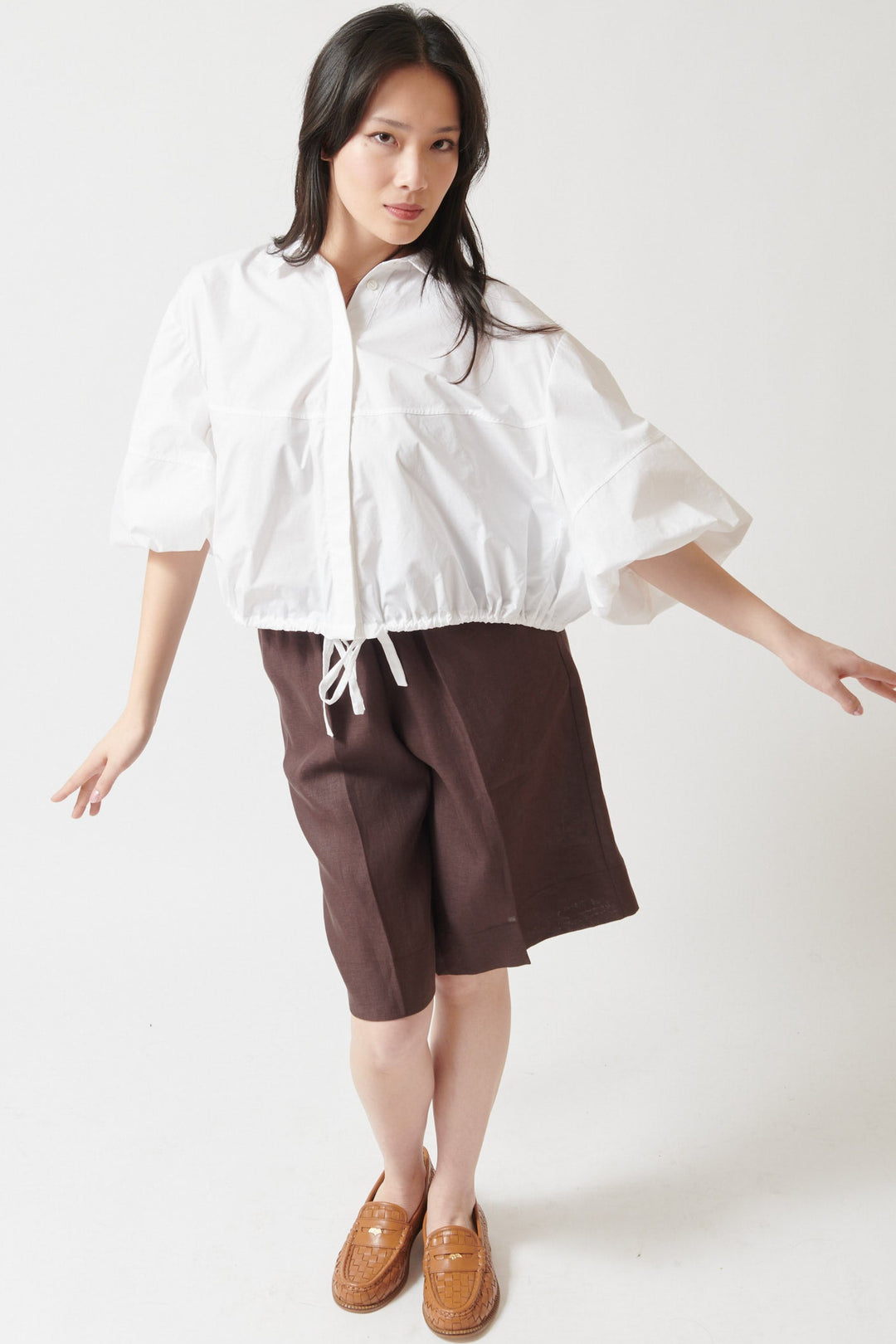 Lilly wearing Meimeij Linen MJ Bermuda Short front view