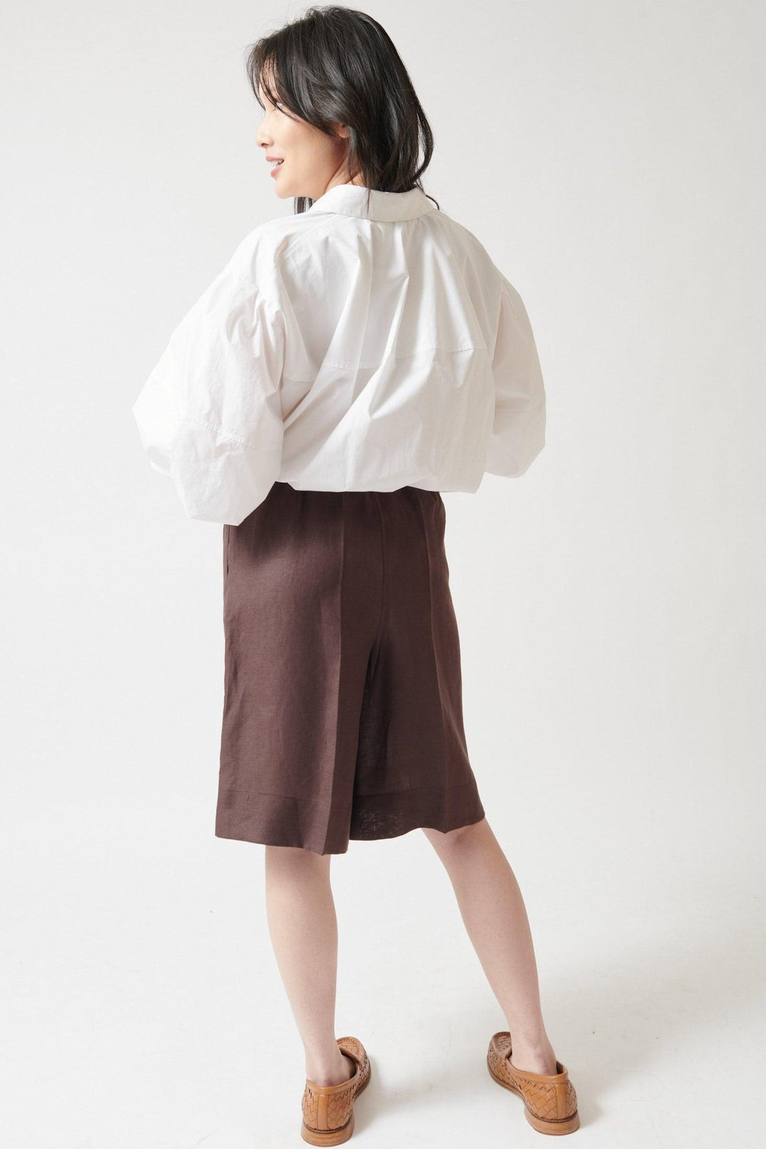 Lilly wearing Meimeij Linen MJ Bermuda Short rear view