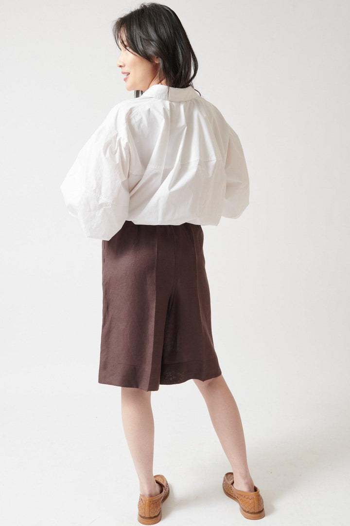 Lilly wearing Meimeij Linen MJ Bermuda Short rear view