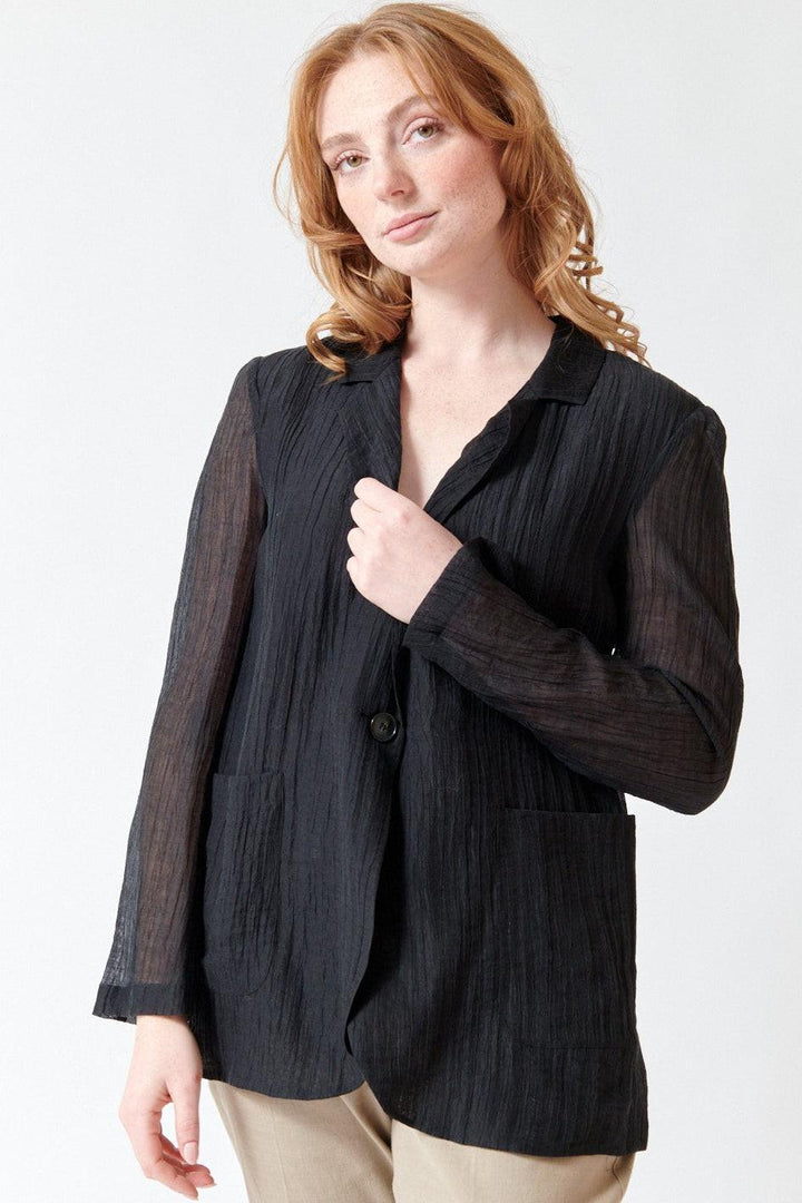 Waverly wearing Seventy Sheer Warm Weather Travel Blazer front view