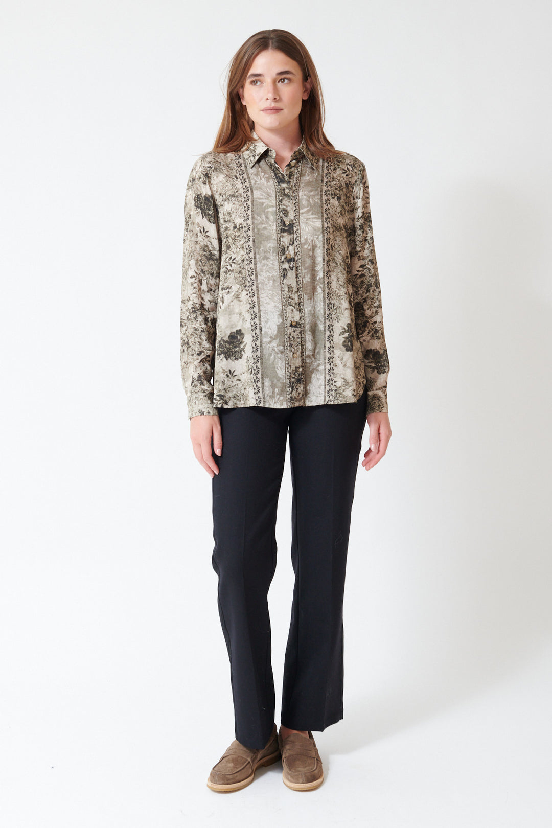 Julia wearing Momoni Benjamin Tuxedo Pant in Black, front view.