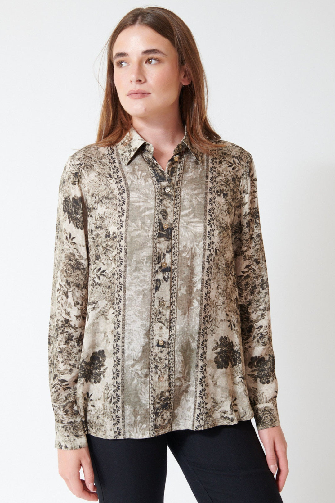 Julia wearing Momoni Arles Shirt in Muliticolor, front view.