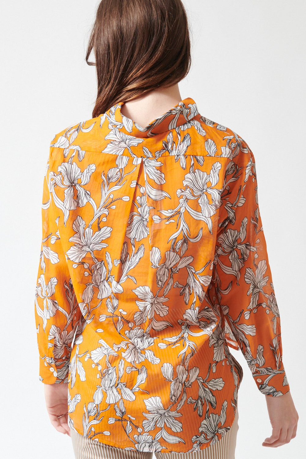 Sophie wearing Rosso 35 Long Sleeve Floral Contour Drawing Shirt rear view