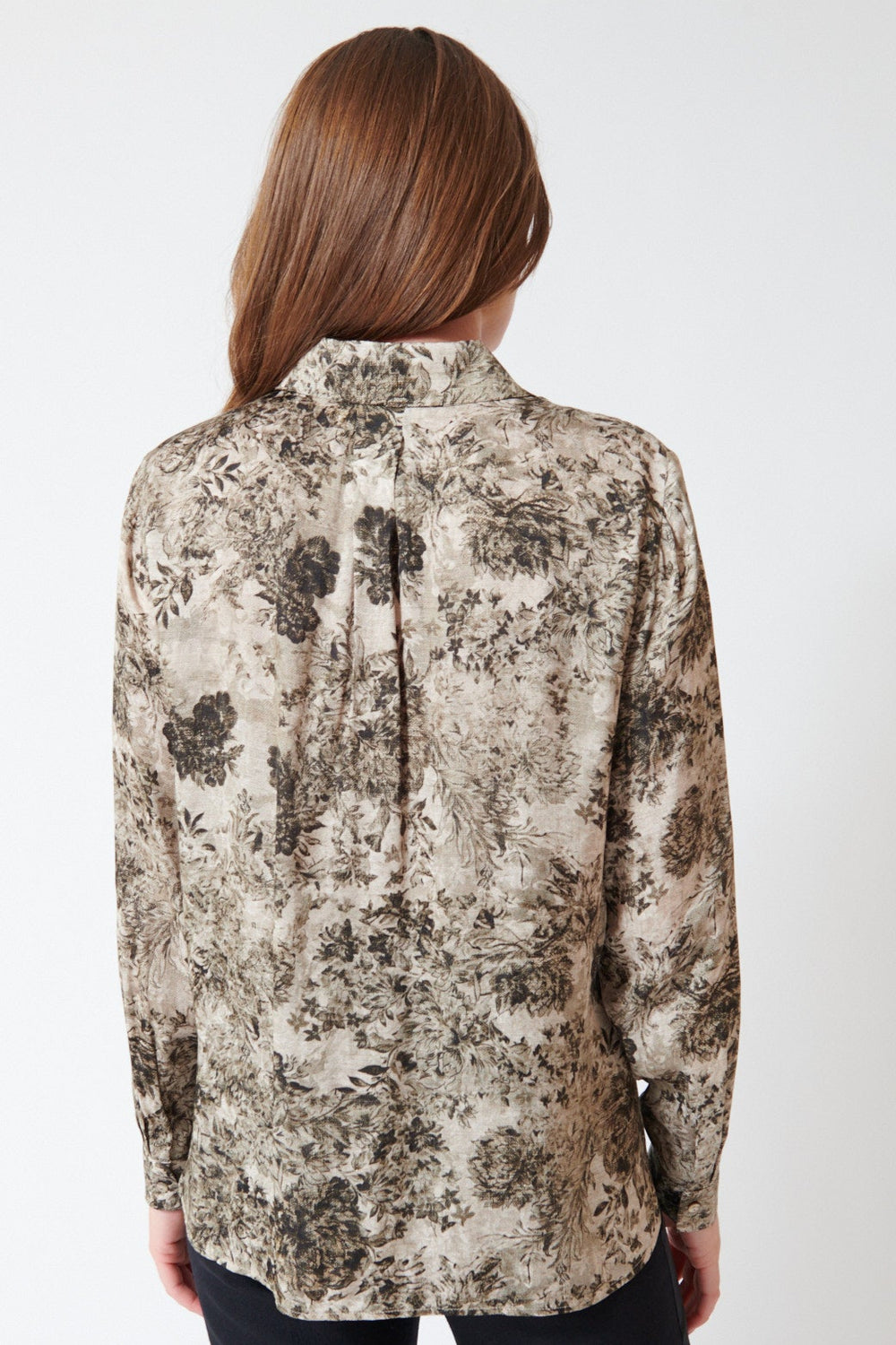 Julia wearing Momoni Arles Shirt in Muliticolor, front view.