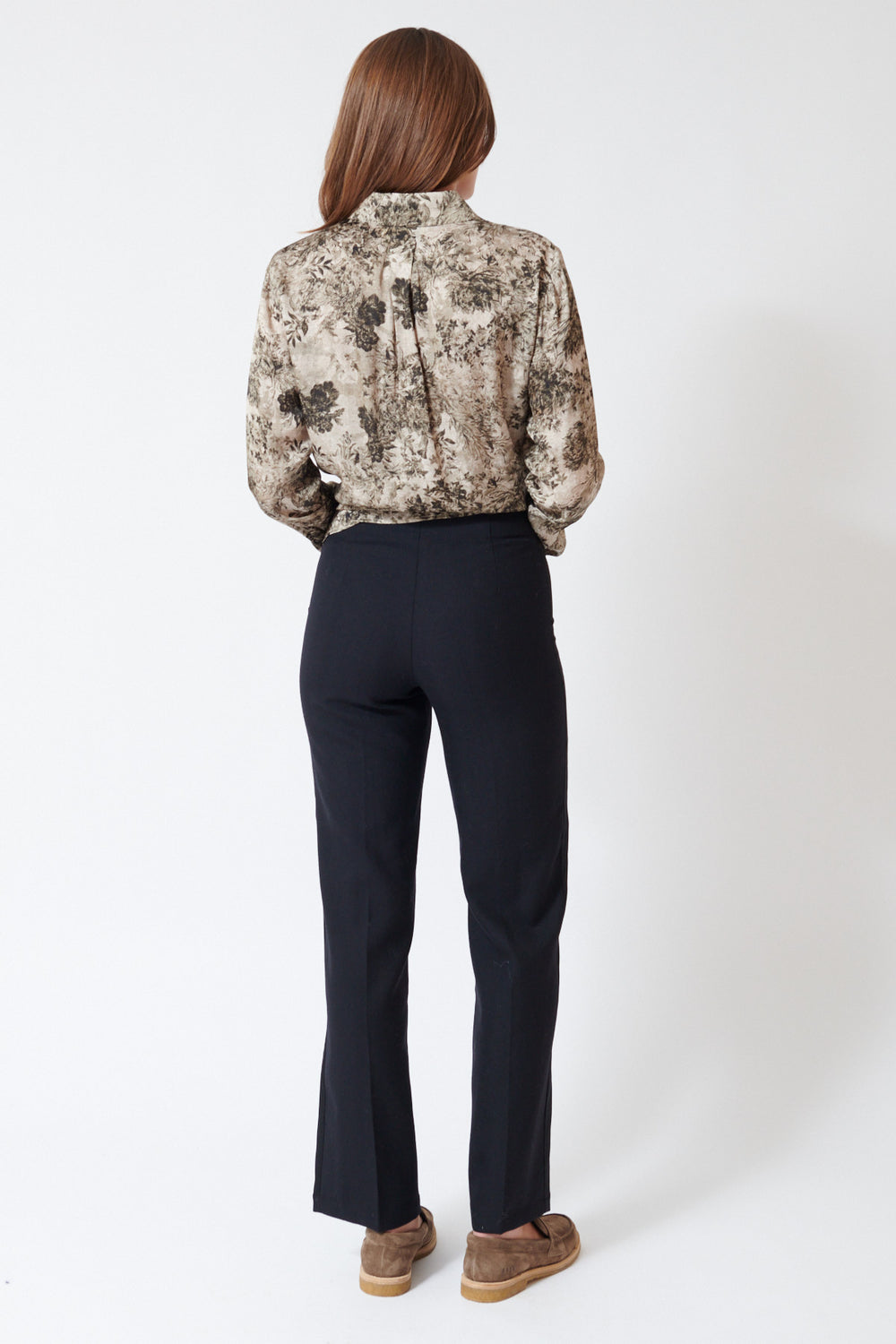 Julia wearing Momoni Benjamin Tuxedo Pant in Black, rear view.
