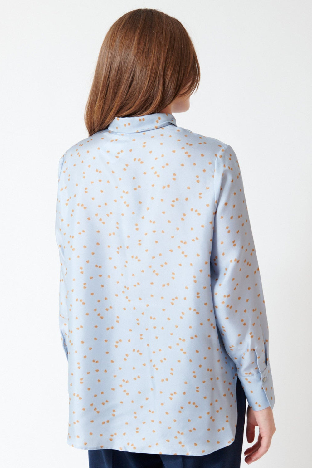 Julia wearing Rosso 35 Silk 35 Blouse in Sky and Dijon, rear view.