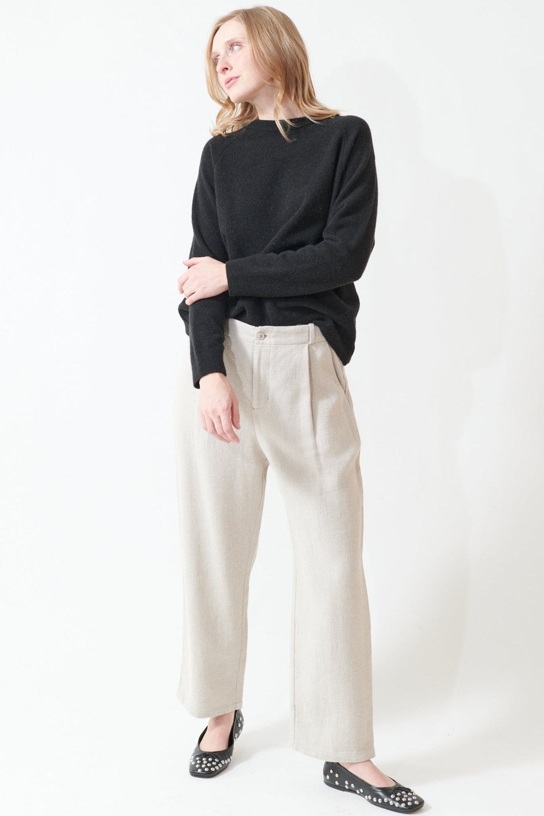 Madi wearing Evam Eva Linen Wool EE Wide Pants front view