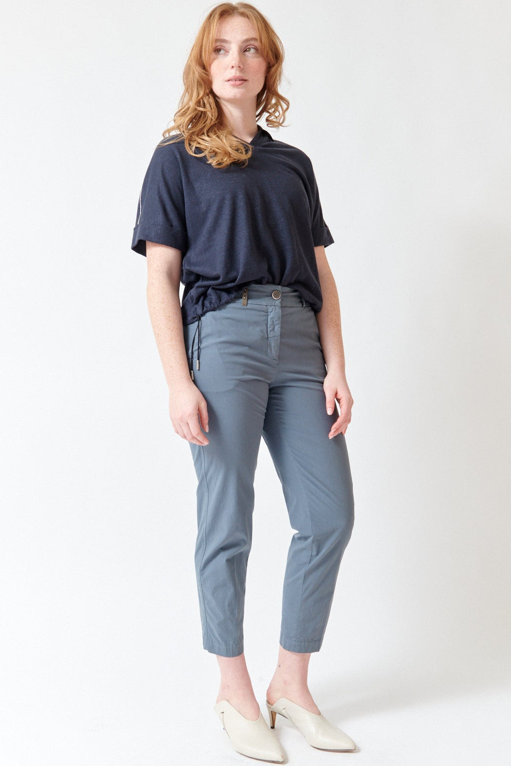 Waverly wearing Peserico Light Cotton Slub Stretch Pants front view