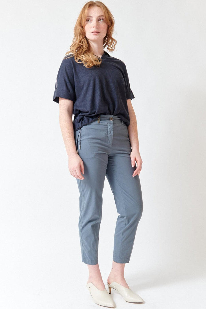Waverly wearing Peserico Light Cotton Slub Stretch Pants front view