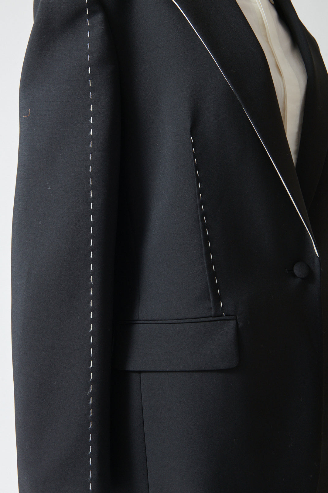 Mari wearing Róhe Contrast Detail Blazer side/detail view