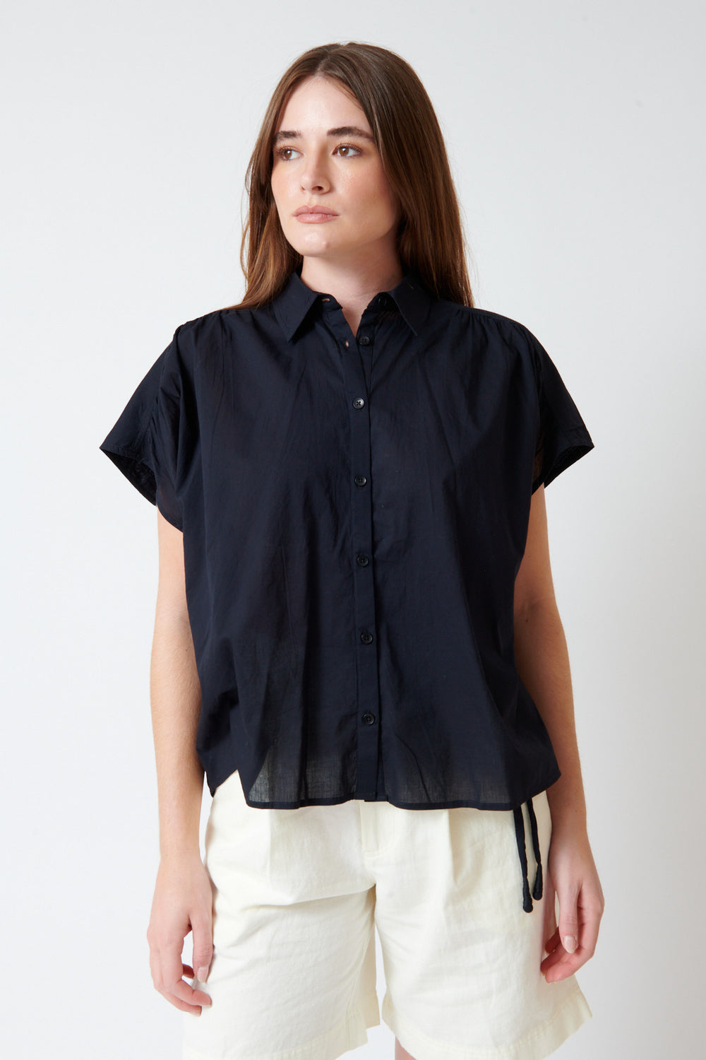 Julia wearing Apiece Apart Agni Floaty Top front view