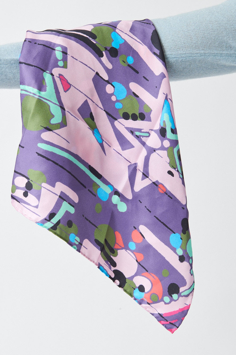 Julia wearing Épice Silk Abstract Bandana front view