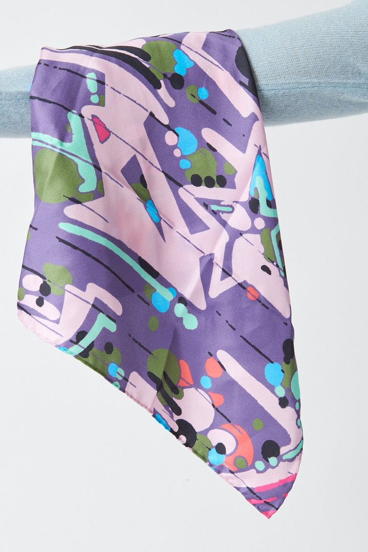 Julia wearing Épice Silk Abstract Bandana front view