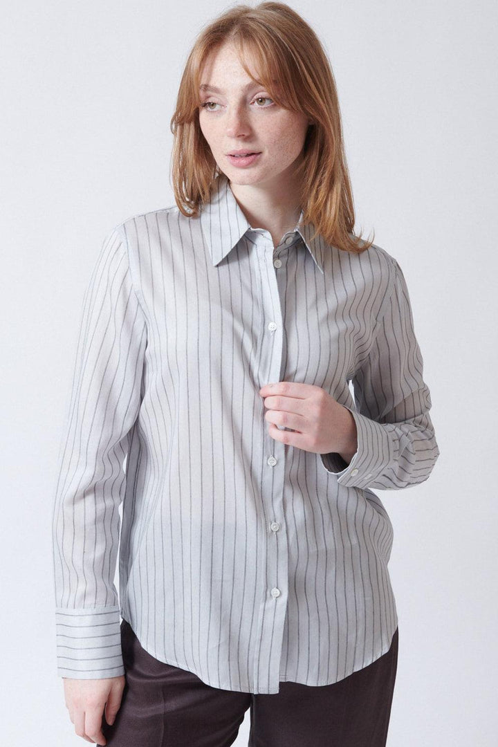 Waverly wearing Tela Orologio Shirt front view