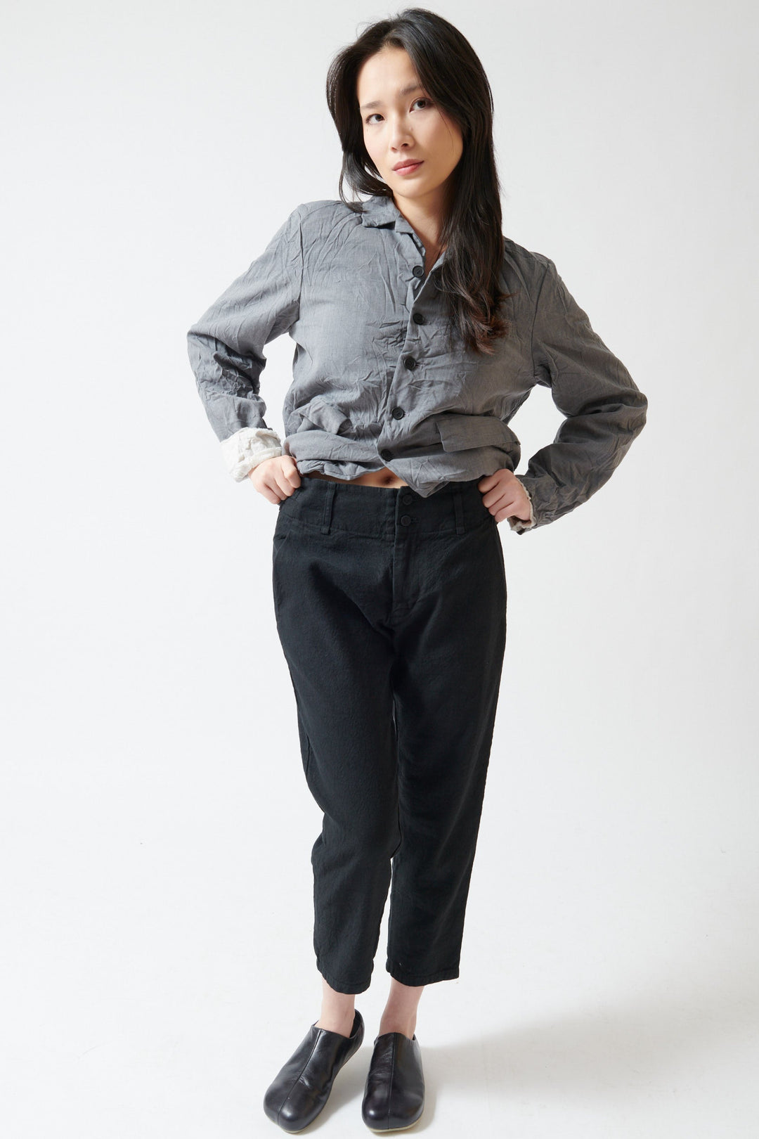 Lilly wearing Pas de Calais Linen Cotton Soft Twill Tailored Tapered Pants front view