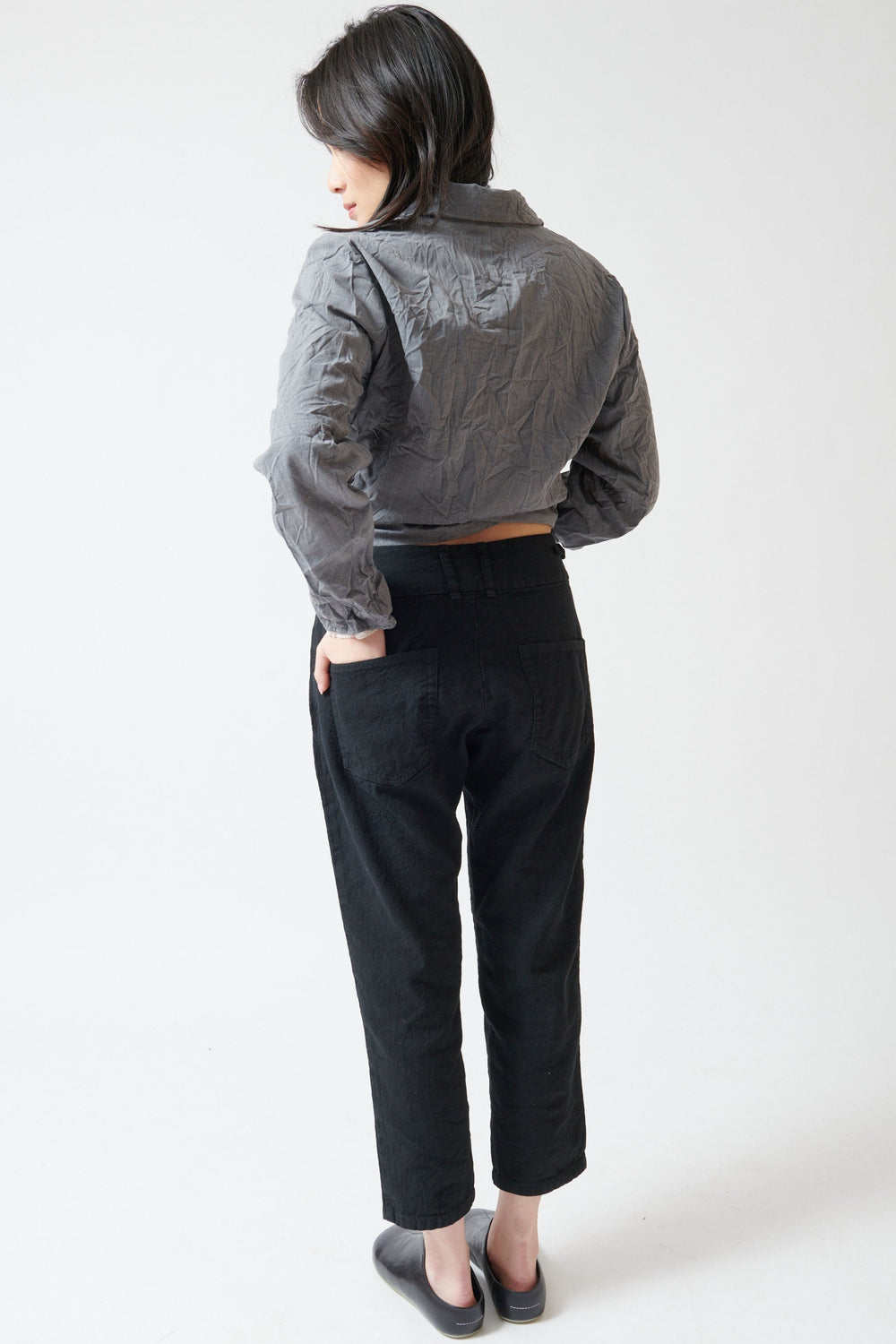 Lilly wearing Pas de Calais Linen Cotton Soft Twill Tailored Tapered Pants rear view