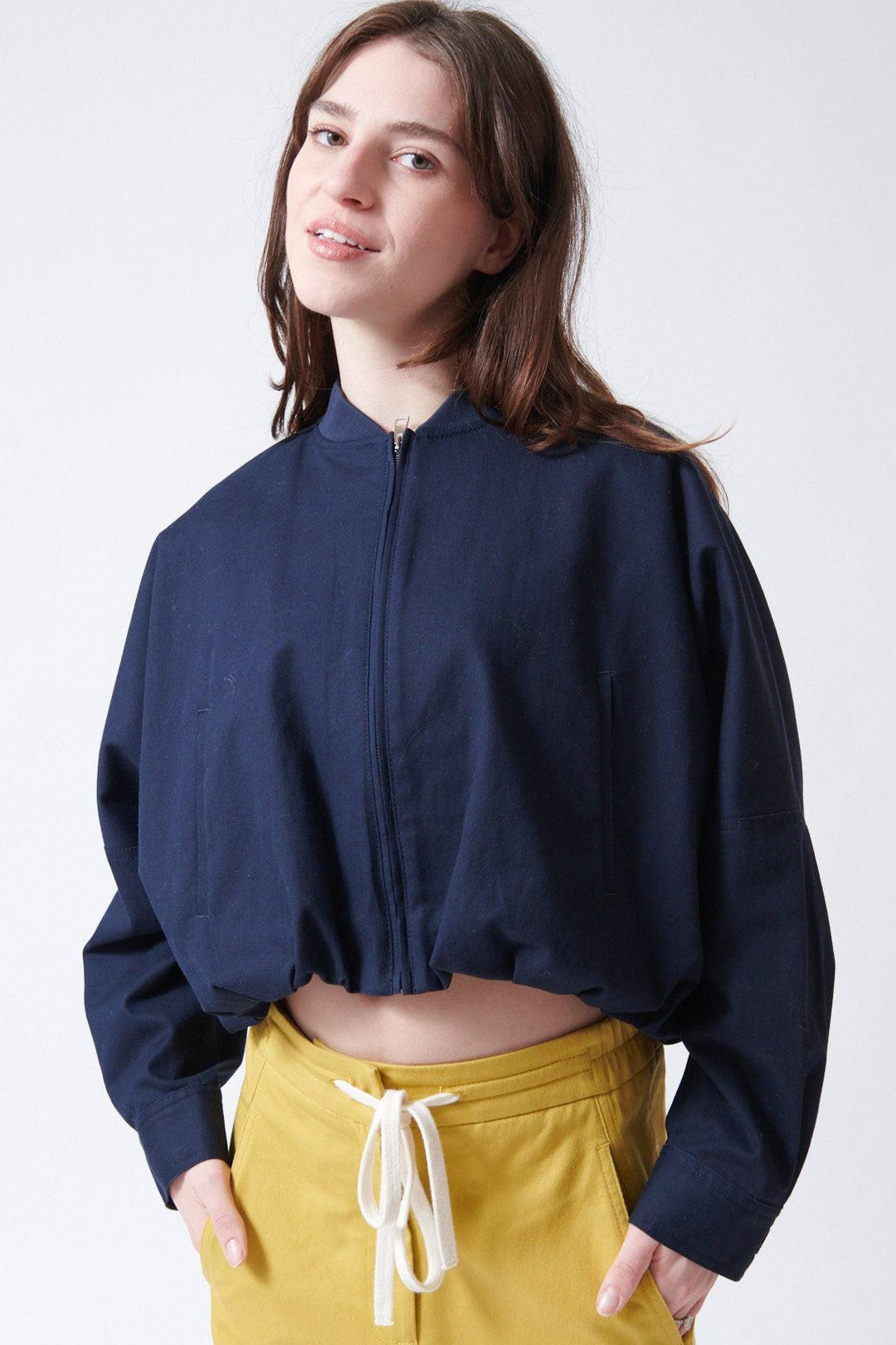 Sophie wearing Tela Ferdi Light Jacket front view