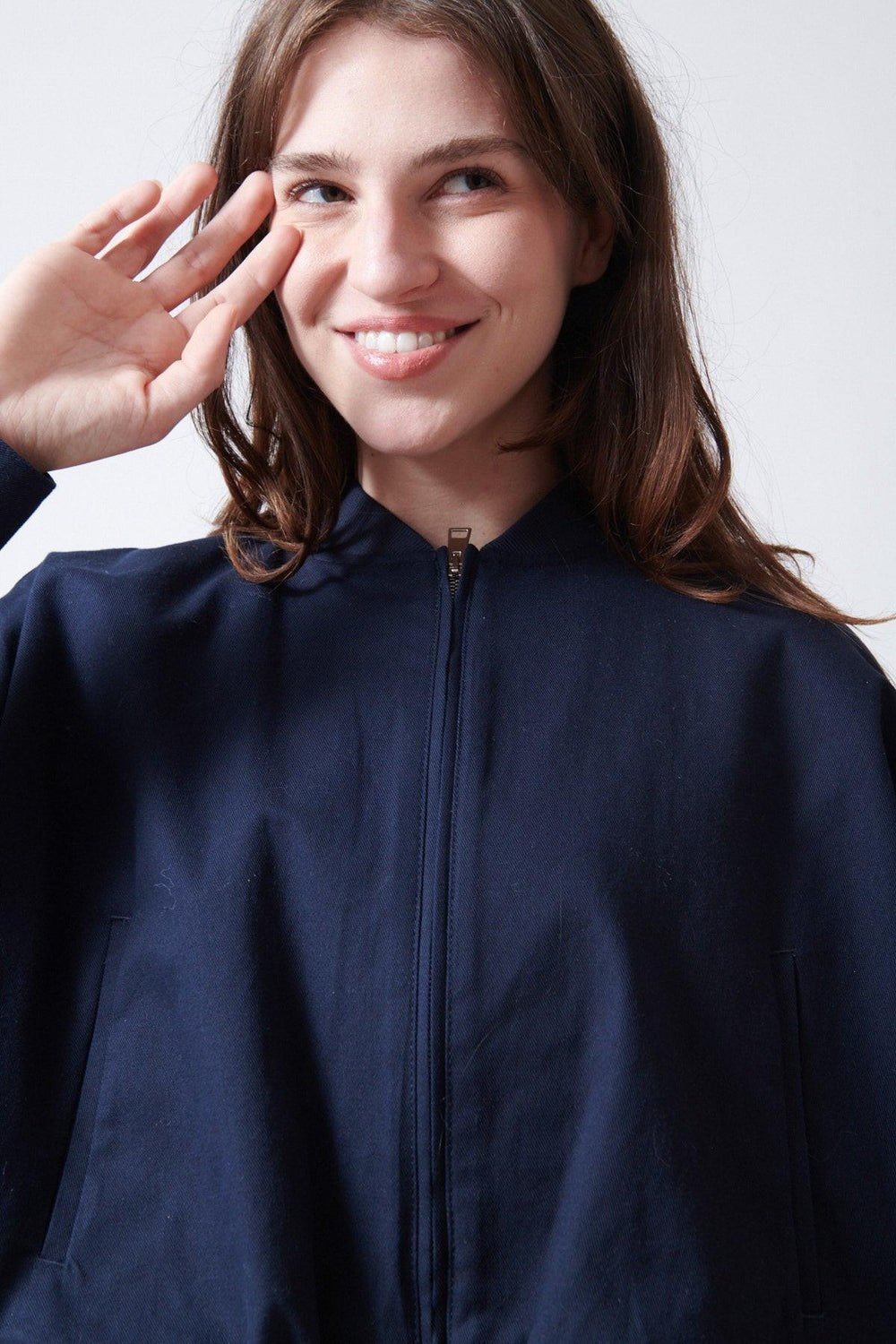 Sophie wearing Tela Ferdi Light Jacket front/detail view