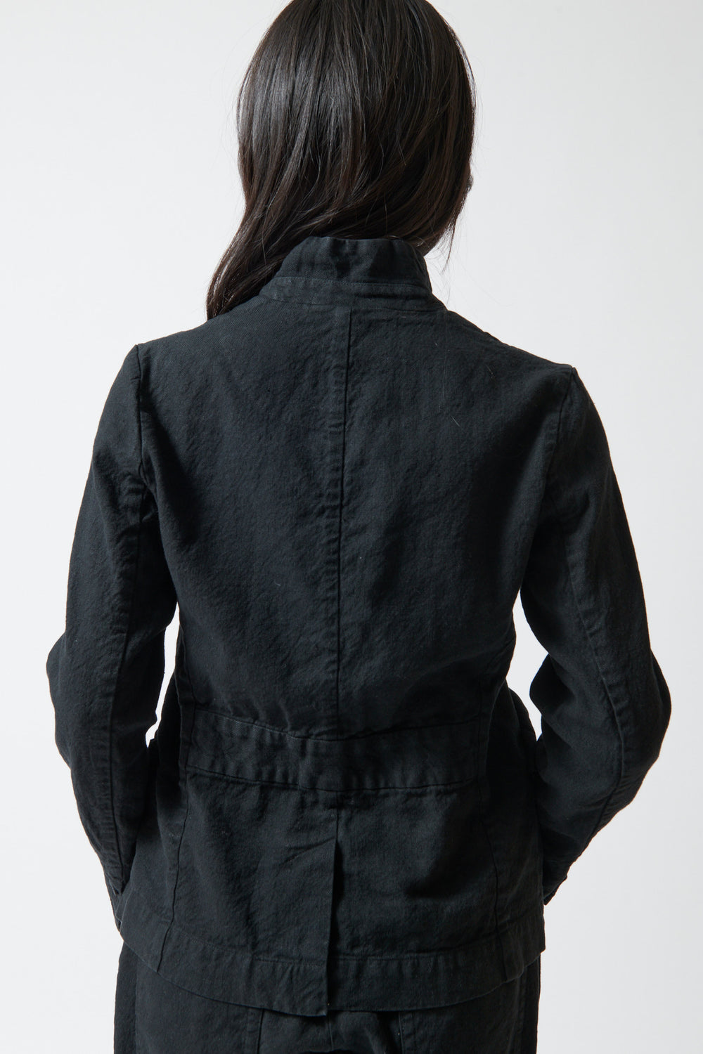Lilly wearing Pas de Calais Linen Cotton Soft Twill Tailored Jacket rear view