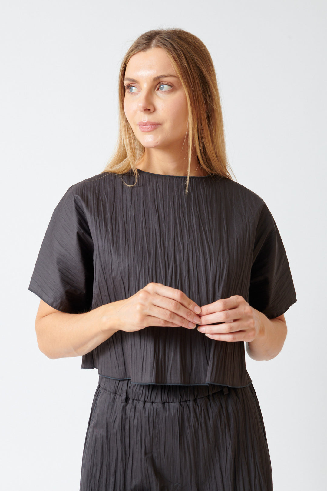 Mari wearing Tela Memo Top front view