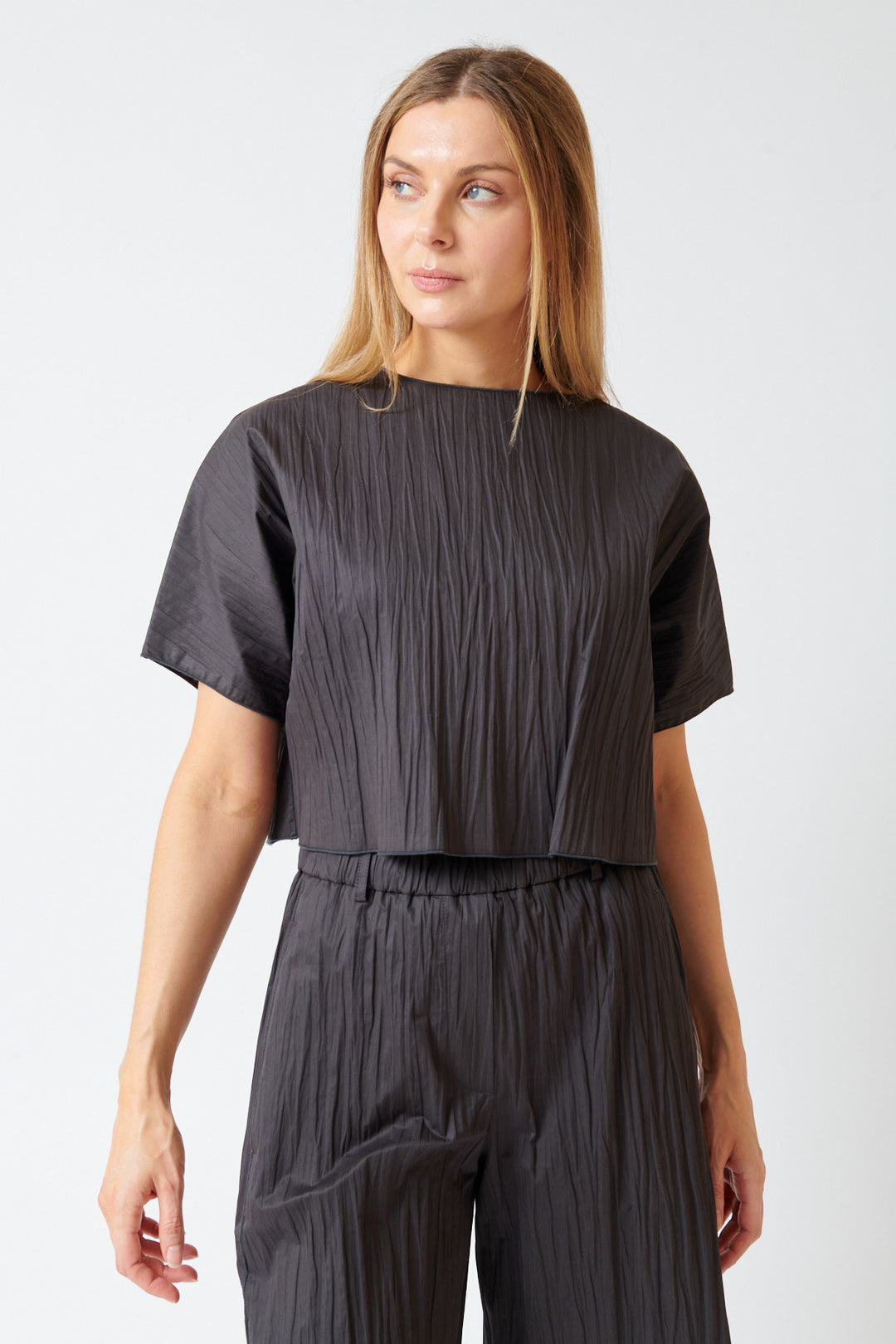 Mari wearing Tela Memo Top front view