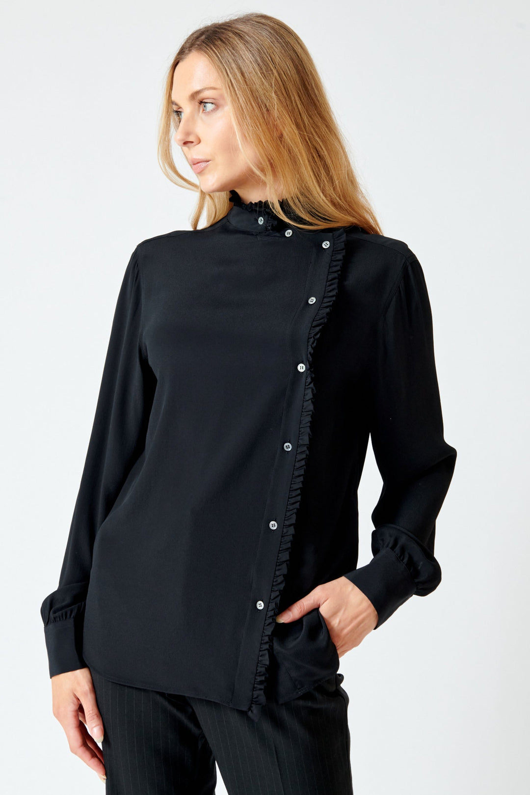 Mari wearing N°21 Side Button Ruffle Blouse front view