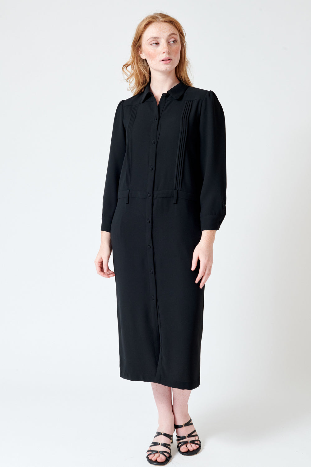 Waverly wearing N°21 Essential Long Sleeve Dress front view