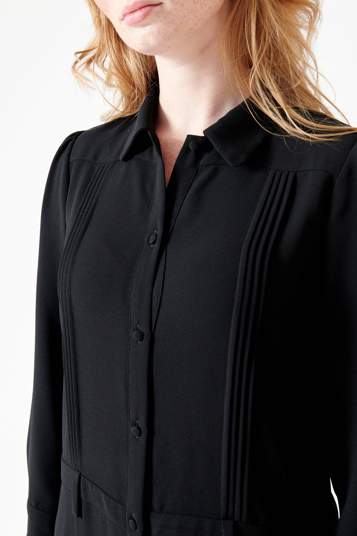 Waverly wearing N°21 Essential Long Sleeve Dress front/detail view
