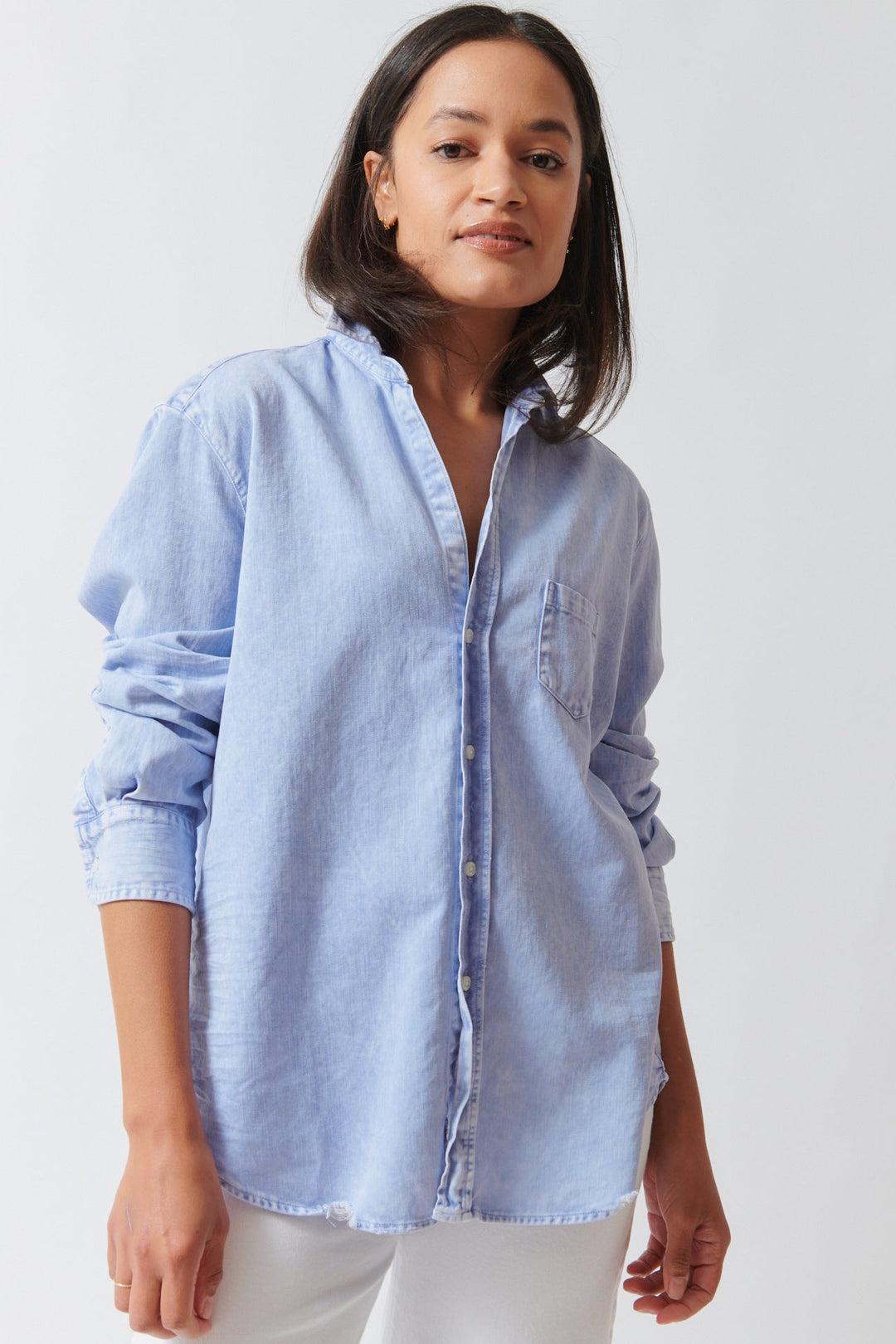 Amanda wearing Frank & Eileen Eileen Relaxed Button Up Shirt front view