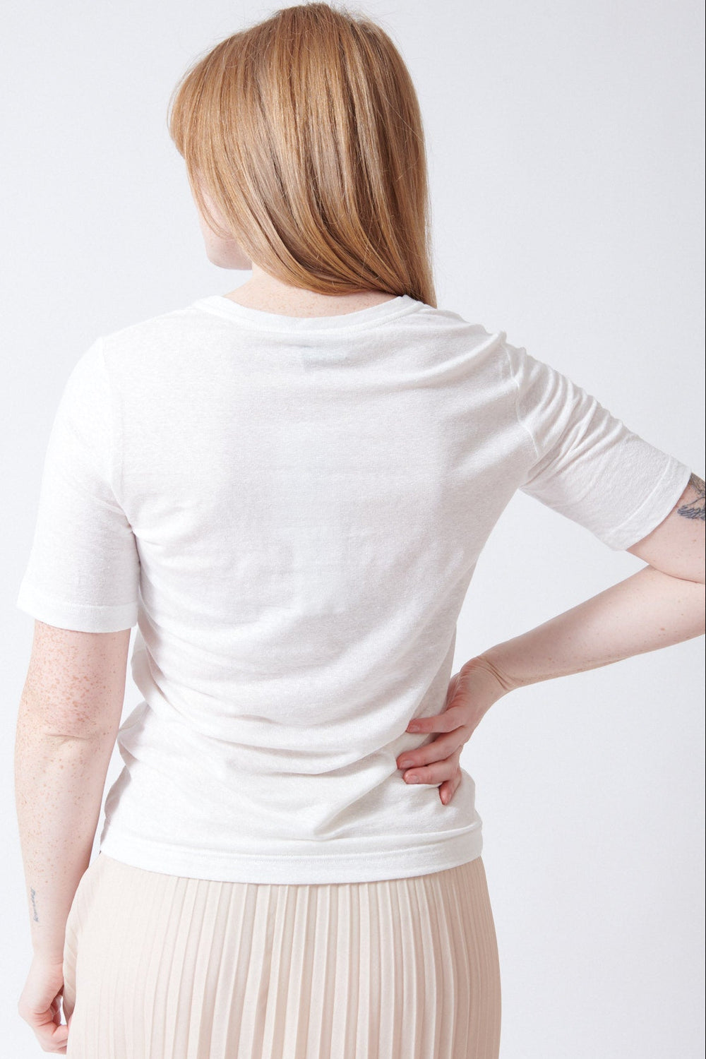 Waverly wearing SCAGLIONE Regular Linen Stretch T Shirt rear view