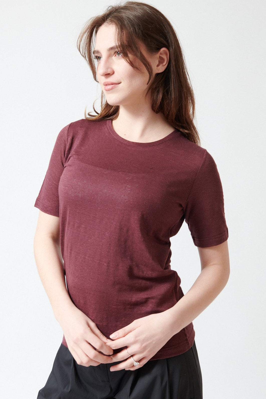 Sophie wearing SCAGLIONE Regular Linen Stretch T Shirt front view