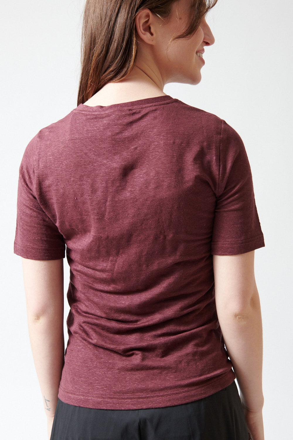 Sophie wearing SCAGLIONE Regular Linen Stretch T Shirt rear view
