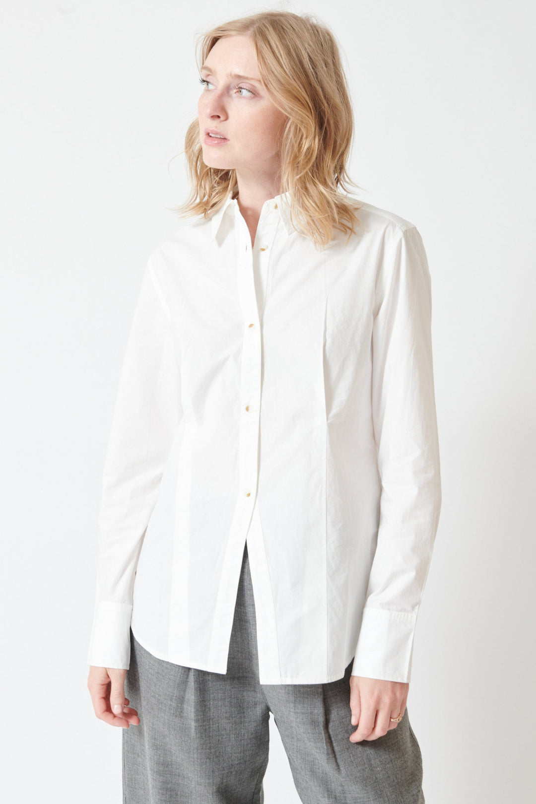 Madi wearing Apiece Apart Amine Fitted Shirt front view