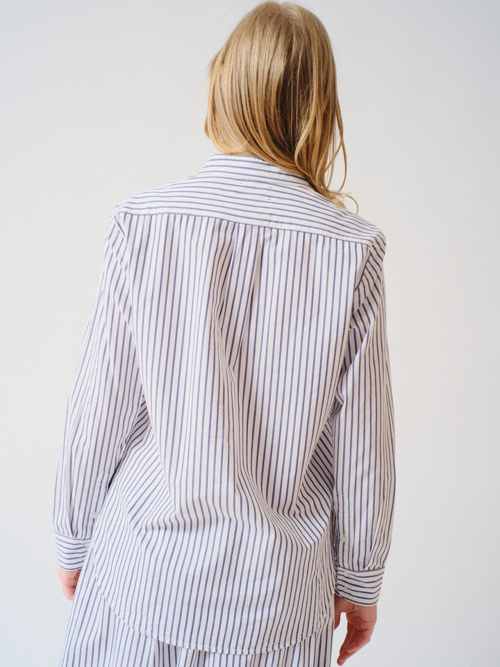 Madi wearing Xirena Beau Shirt rear view