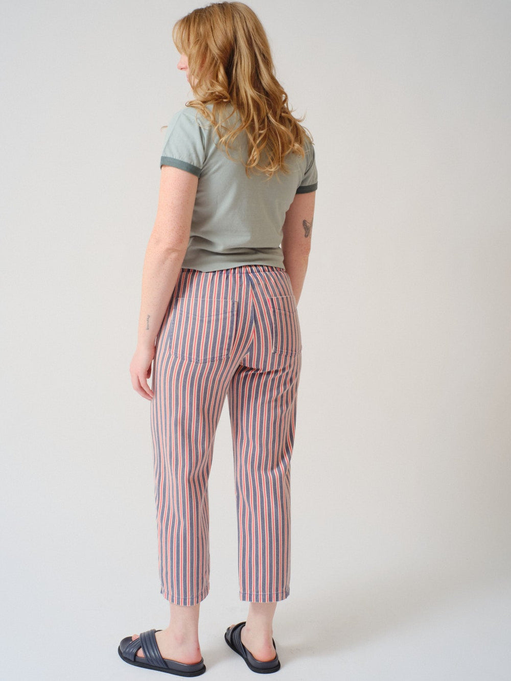 Waverly wearing Xirena Baxter Pant rear view