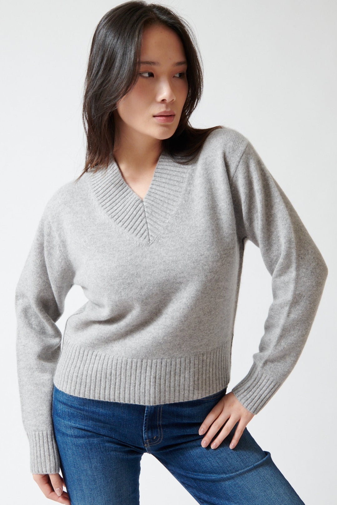 Lilly wearing White + Warren Cashmere Wide Rib Trim VNeck front view