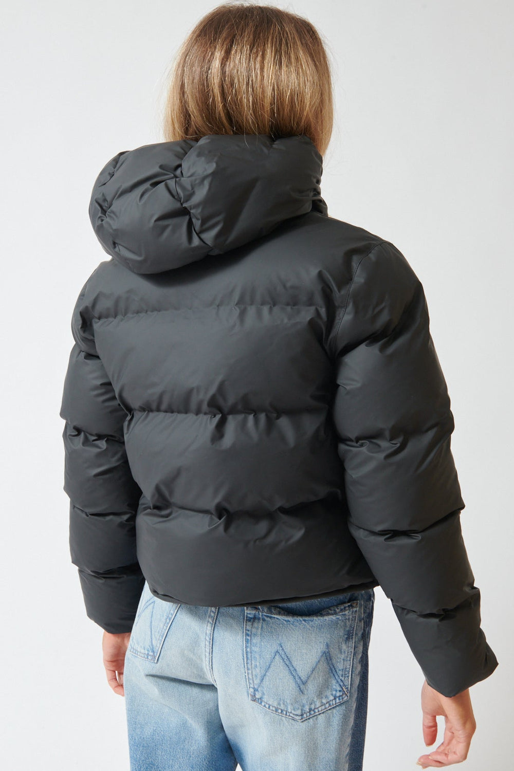 Mari wearing Rains Alta Short Puffer Jacket rear view